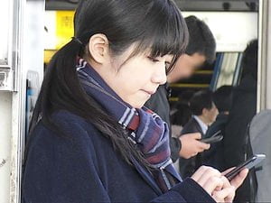 ジュニア綿パンツの女子C学生が電車痴漢師のクリ攻めで立ったまま激イキ【有栖るる 逆さ撮り ヤバイやつ 中●生】